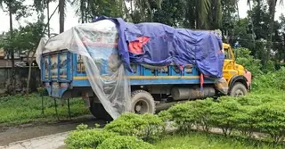 চরফ্যাশনে মিয়ানমারে পাচারের সময় ২৯৩ বস্তা সারসহ চারজন আটক